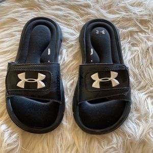 Size 2Y slipper boys